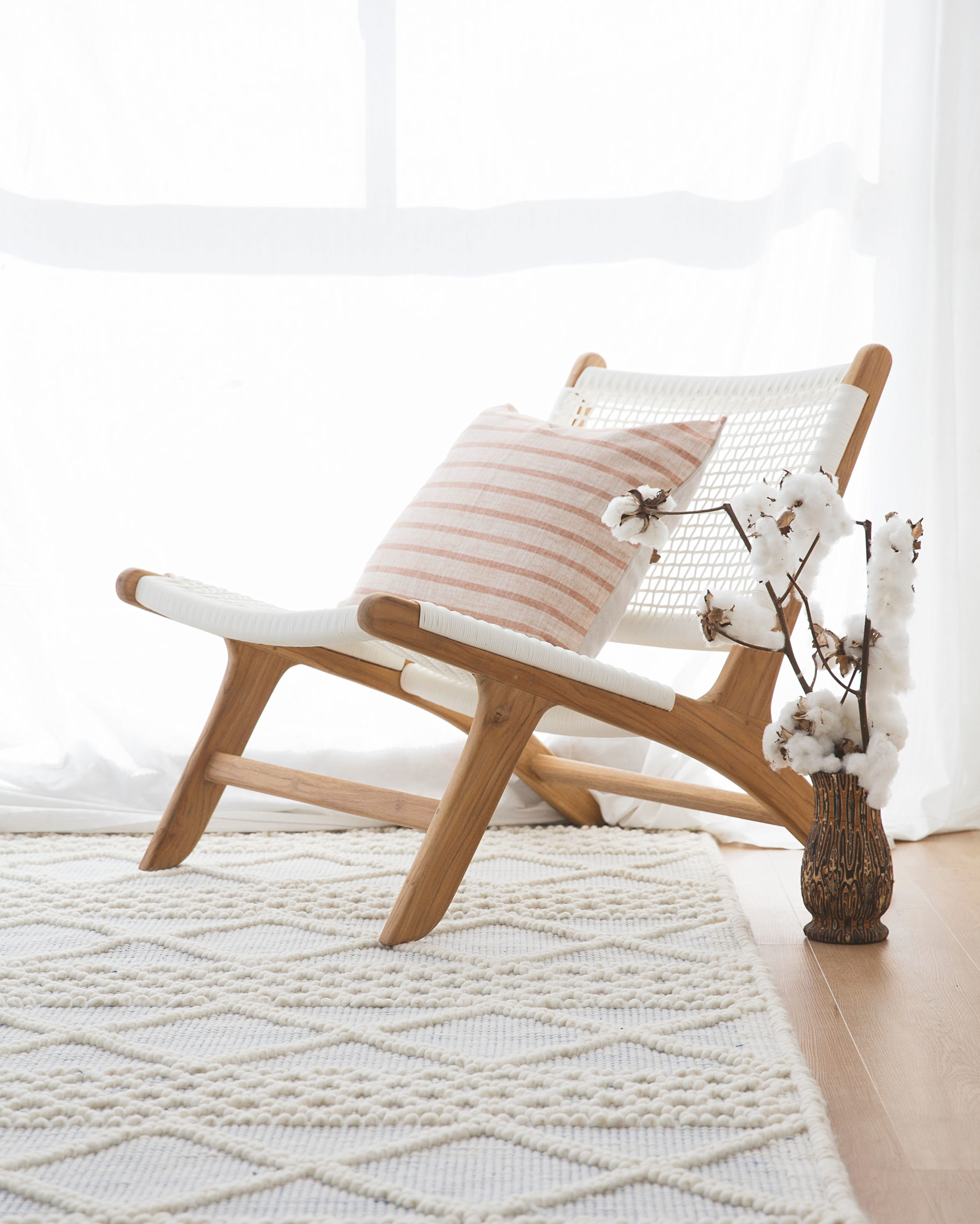 Zen accent chair