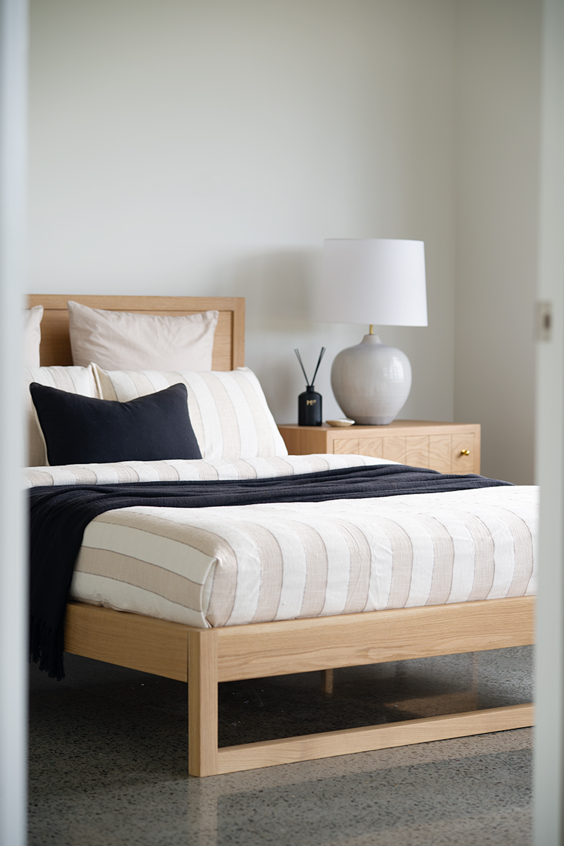 Clovelly Bed - King Size - American Oak - Image 13