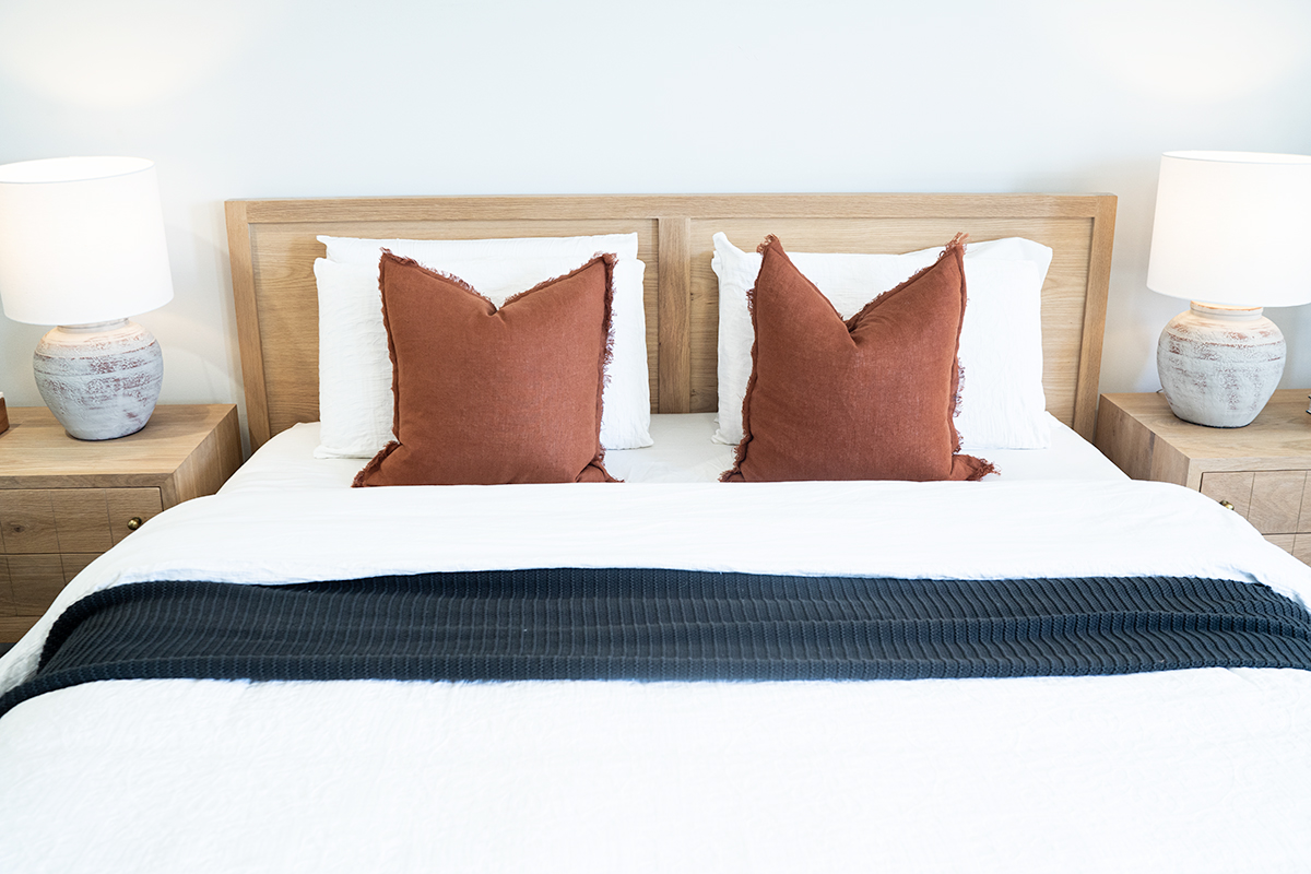 Clovelly Bed - King Size - American Oak - Image 2