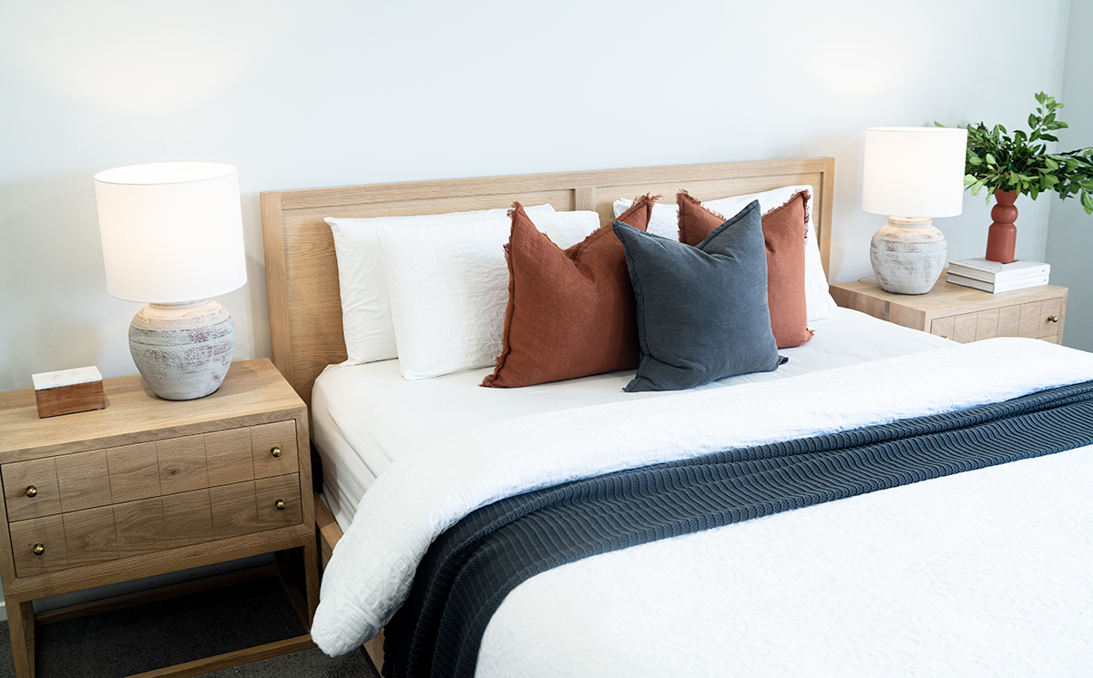 Clovelly Bed - King Size - American Oak - Image 10