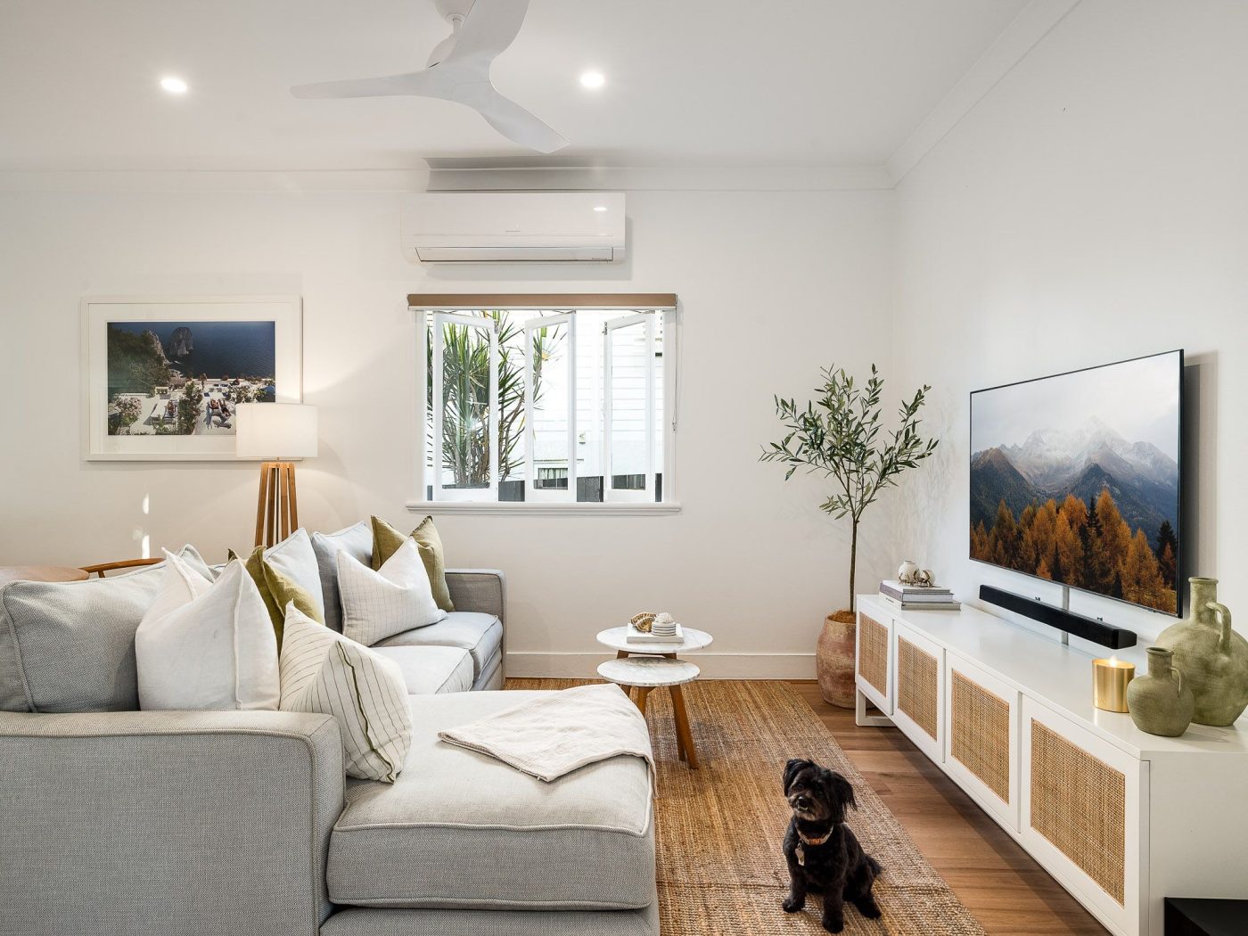 Clovelly Entertainment Unit